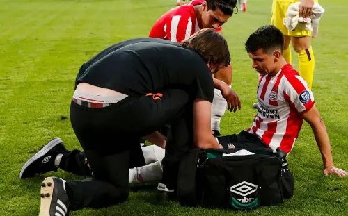 TWITTER @PSV Cuerpo médico atiende una molestia de Chucky Lozano