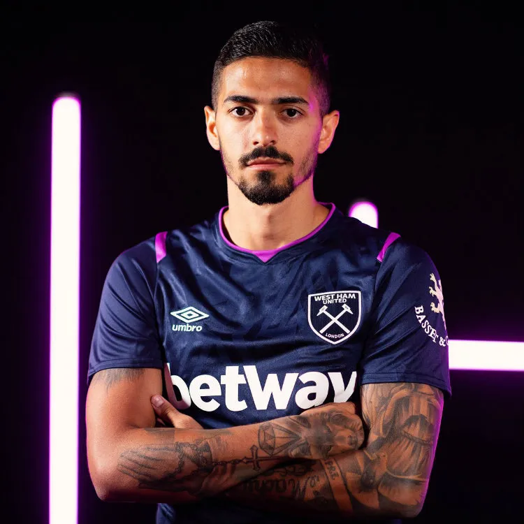 TWITTER @WESTHAMUTD West Ham presentó su tercera indumentaria