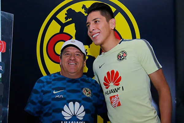 Piojo posa para las cámaras junto a Edson Álvarez