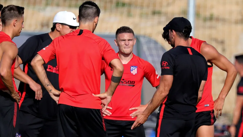 EFE Kieran Trippier, al centro, atento a las indicaciones en su nuevo equipo