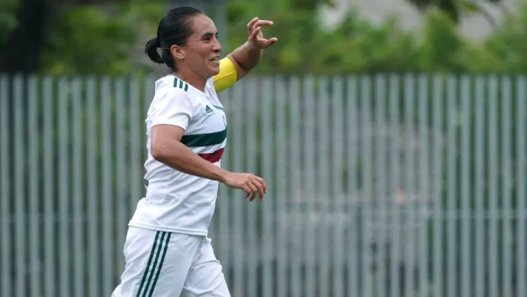 Mónica Ocampo festejando un gol con el Tri