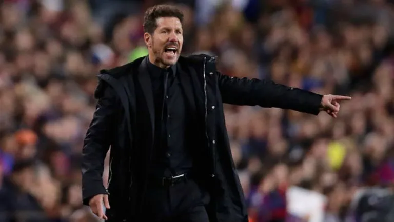 Simeone da instrucciones en un partido del Atlético de Madrid
