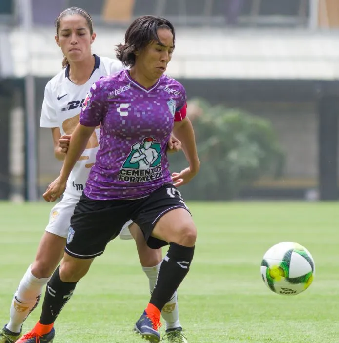 Mónica Ocampo protege la esférica en duelo contra Pumas
