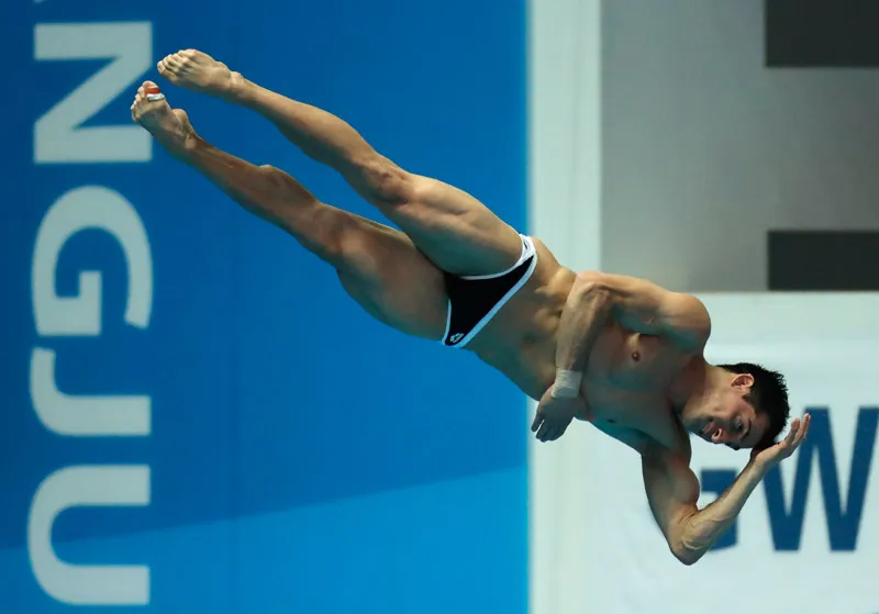 AP Rommel Pacheco realiza un clavado