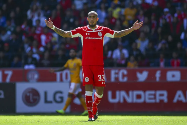 Jonatan Maidana, durante un juego con Toluca