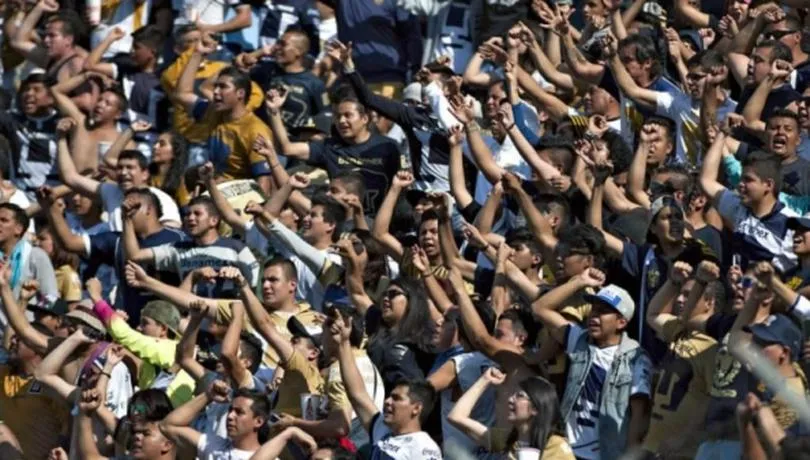 MEXSPORT La Rebel alienta a su equipo desde la tribuna del inmueble