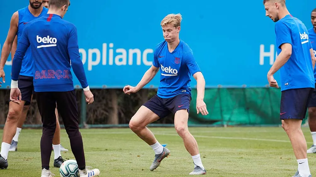 EFE De Jong se muestra activo en los entrenamientos de su nuevo equipo