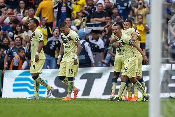 Jugadores de América festejan un gol