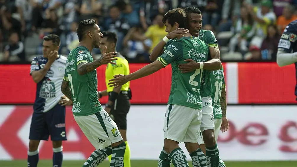 MEXSPORT Jugadores de León felicitan a José Juan Macías, autor del segundo gol esmeralda