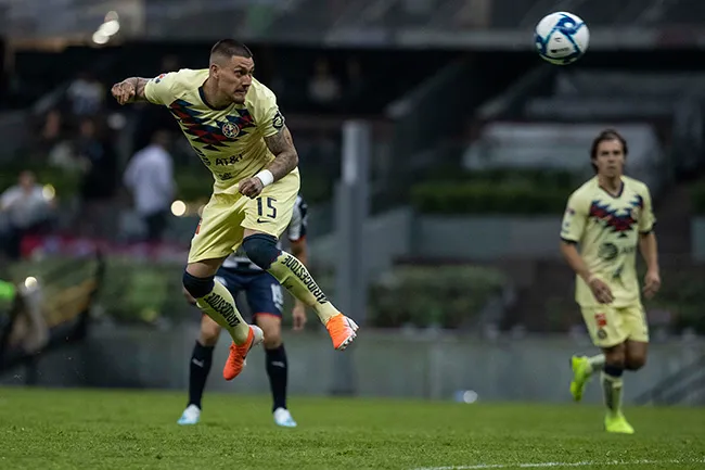 Castillo remata de cabeza para darle la ventaja al América