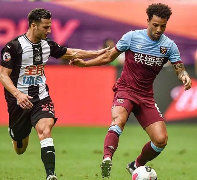 Felipe Anderson disputa un balón en el juego vs Newcastle