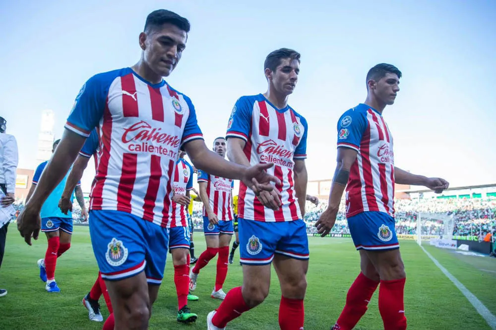 MIGUEL PONTÓN Jugadores de Chivas abandona el terreno de juego