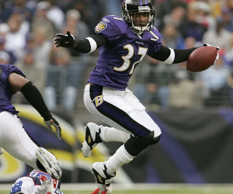 THE BALTIMORE SUN Deion Sanders realiza una jugada con Ravens