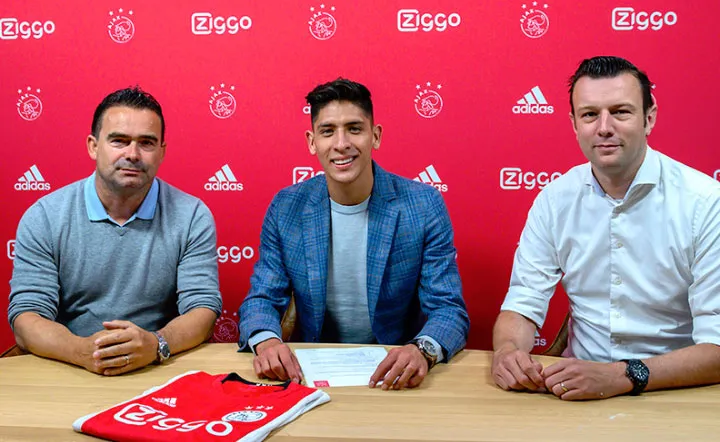 Edson Álvarez acompañado de los directivos del Ajax
