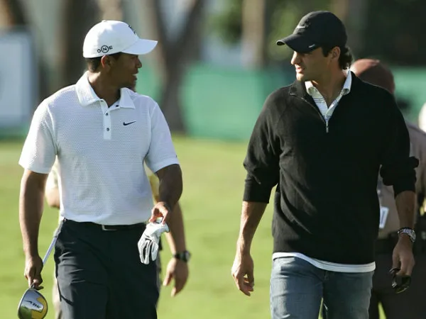 AP Tiger Woods y Roger Federer en el campo