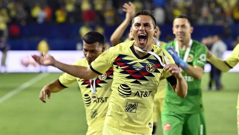 Paul Aguilar celebra luego de conquistar el Campeón de Campeones