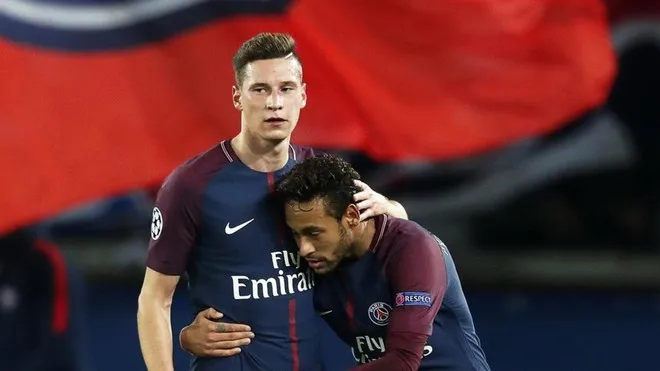 Draxler y Neymar se abrazan en el campo de juego