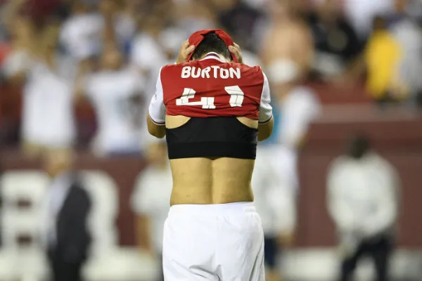 AP Burton lamentándose tras fallar un penal