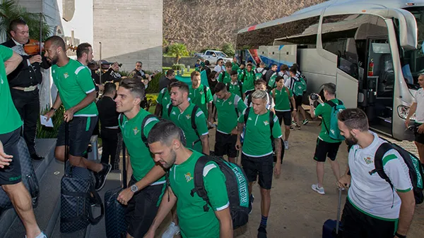 Plantilla del Betis ingresa a su hotel de concentración
