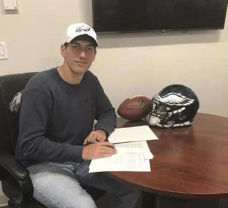 TWITTER @PerezLuisQB Luis Pérez en su firma con Philadelphia