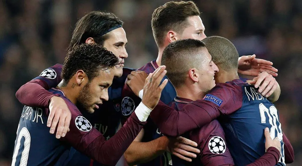 Jugadores celebran anotación del PSG