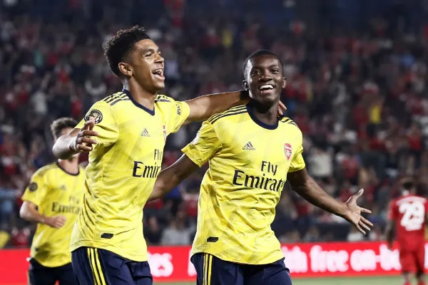 Edward Nketiah celebrando una ed sus tres anotaciones en la ICC con Arsenal