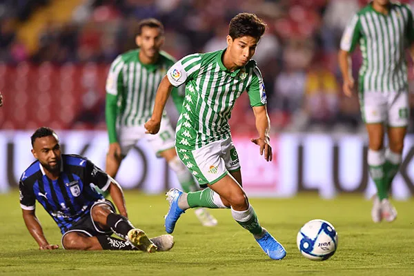 Diego Lainez conduce en juego de Gallos