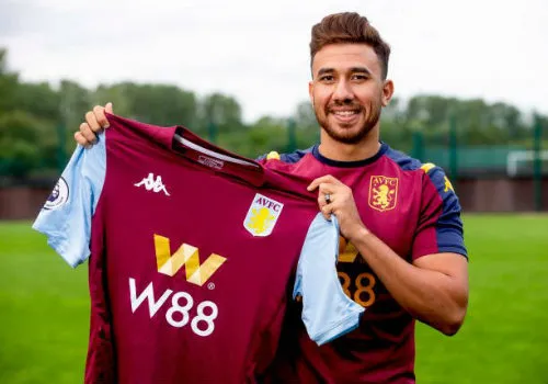 Trézéguet durante su presentación con el Aston Villa