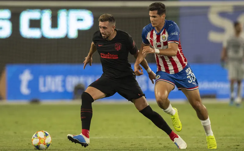 Herrera pelea un balón en el duelo contra Chivas