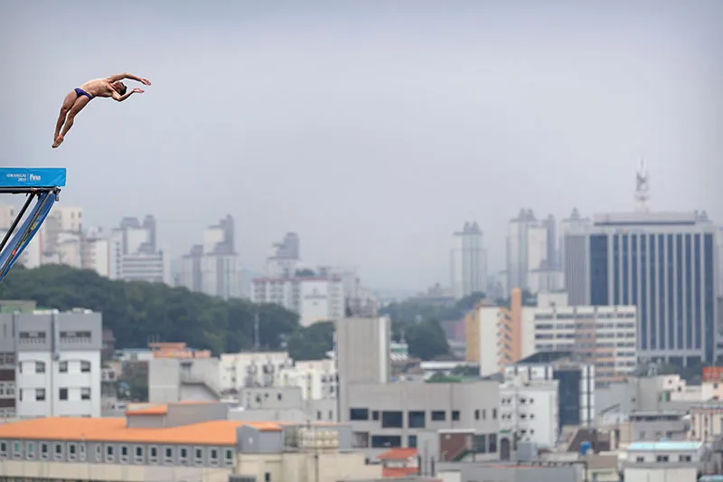 Jonathan Paredes realiza un clavado de altura en Gwangju