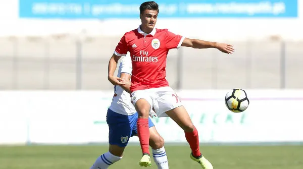 Jota disputando un balón en actividad de pretemporada con Benfica