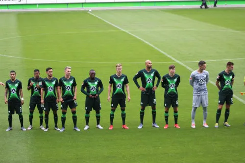 TWITTER @VfL_Wolfsburg Wolfsburgo con su nueva indumentaria en un encuentro amistoso