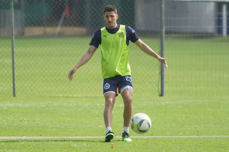 IMAGO7 Hiram Mier realiza una práctica con Chivas