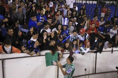 Bartra atiende a aficionados del cuadro queretano