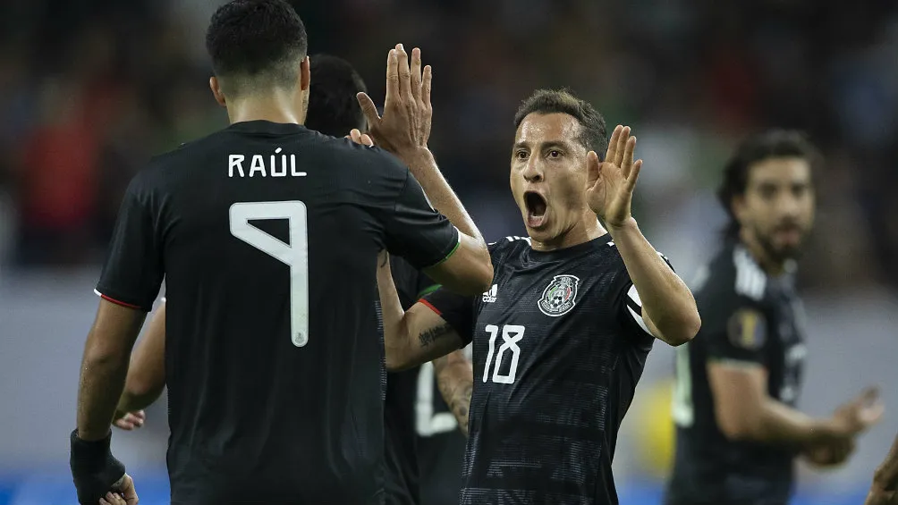 IMAGO7 Andrés Guardado y Raúl Jiménez celebran uno de los goles de México durante la Copa Oro