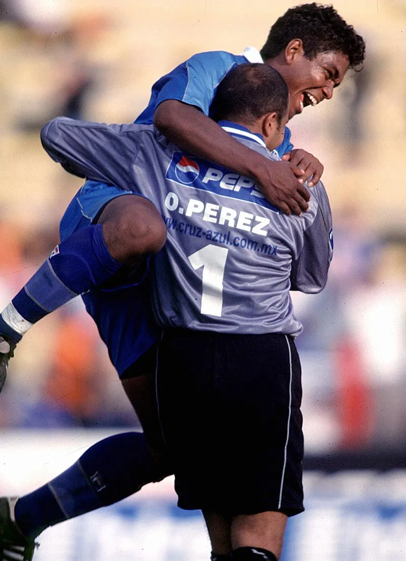 Melvin y el Conejo, en pleno festejo de gol con Cruz Azul