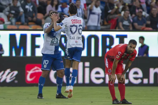 Jugadores de Pachuca festejan un gol al Tibu