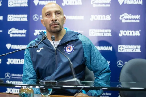 MIGUEL PONTÓN Conejo Pérez en confrerencia de prensa