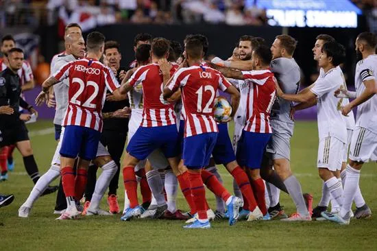 EFE Jugadores del Real Madrid y Atlético se enganchan en conato de bronca