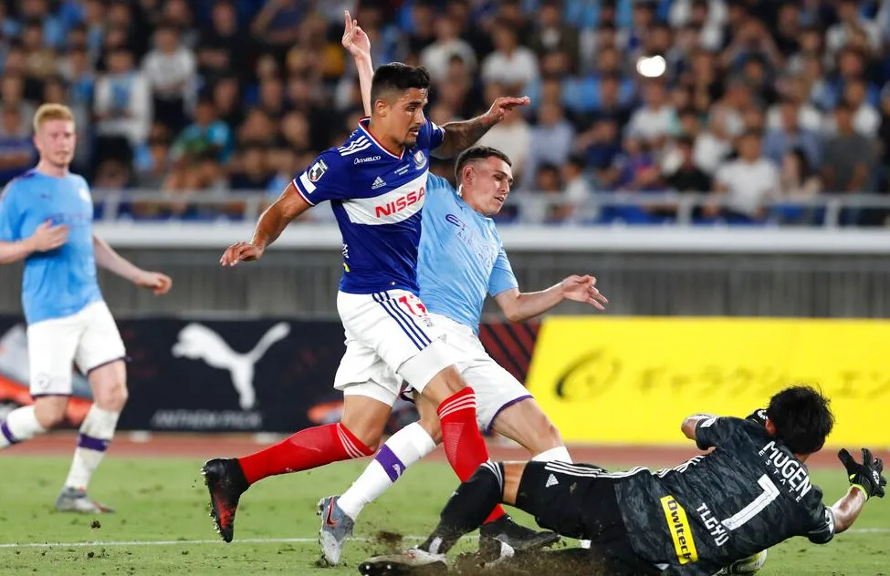 AP Foden remata en puerta del arco rival