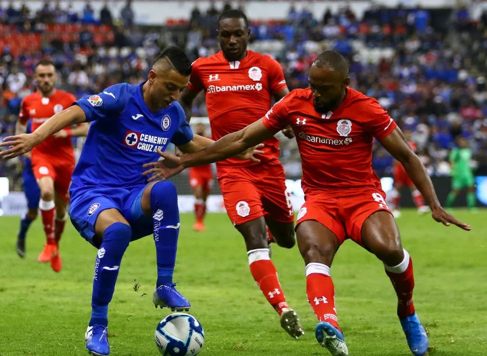 Piojo Alvarado conduce la redonda en duelo contra Toluca