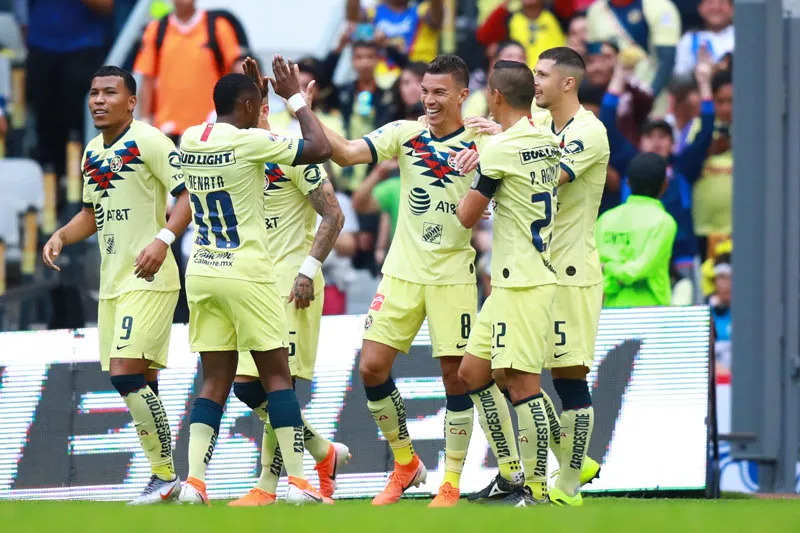 IMAGO7 Jugadores de América felicitan a Uribe tras un gol