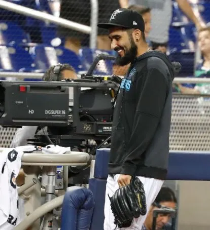 AP Sergio Romo sonríe previo a un partido
