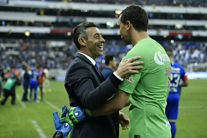 Caixinha y Marchesín se saludan tras un partido