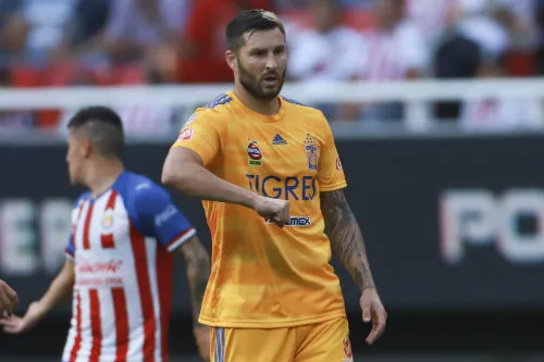 IMAGO7 Gignac se queja de una jugada en duelo contra Chivas