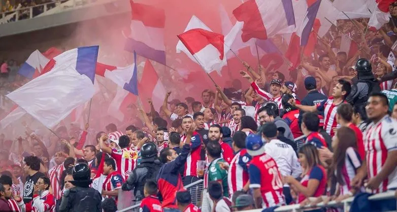 MEXSPORT Afición de Chivas canta desde la tribuna