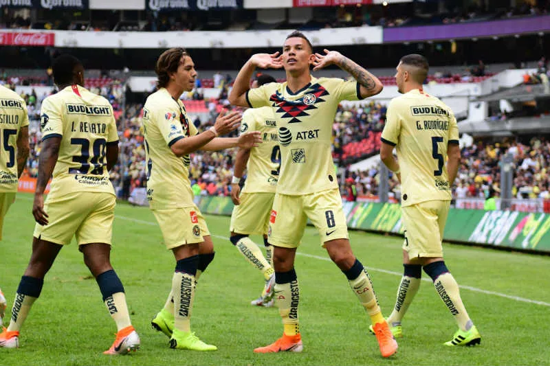 Mateus Uribe celebra una anotación frente a Rayados