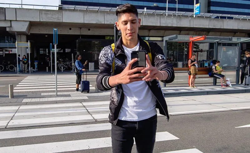 Edson Álvarez a su llegada a Ámsterdam