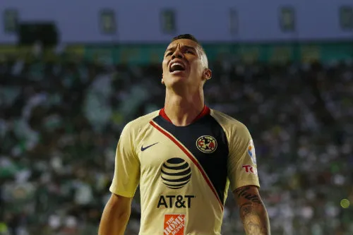 Uribe durante un partido con América