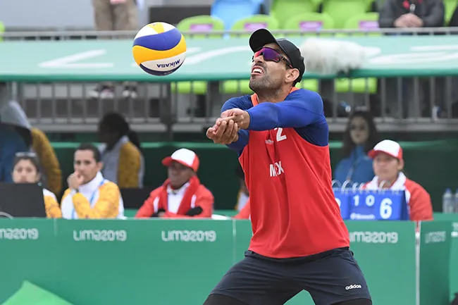 IMAGO7 El mexicano Juan Virgen golpea la pelota en las Semifinales de Voleibol de Playa
